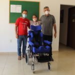 Secretaria de Saúde entregou na última semana uma cadeira de rodas adaptada.