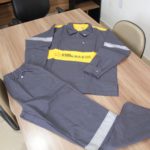 Prefeitura entrega fardamentos e EPIS para os garis do município